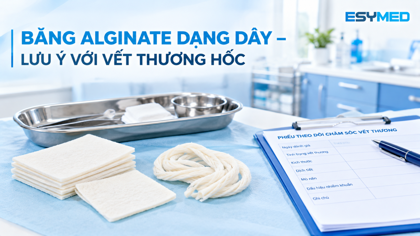 Băng Alginate dạng dây và dạng tấm đặt cạnh nhau trong bối cảnh chăm sóc vết thương tại cơ sở y tế