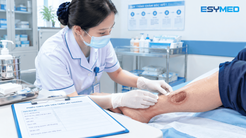 Biofilm trong vết thương mạn tính: Vì sao vết thương kéo dài khó lành?